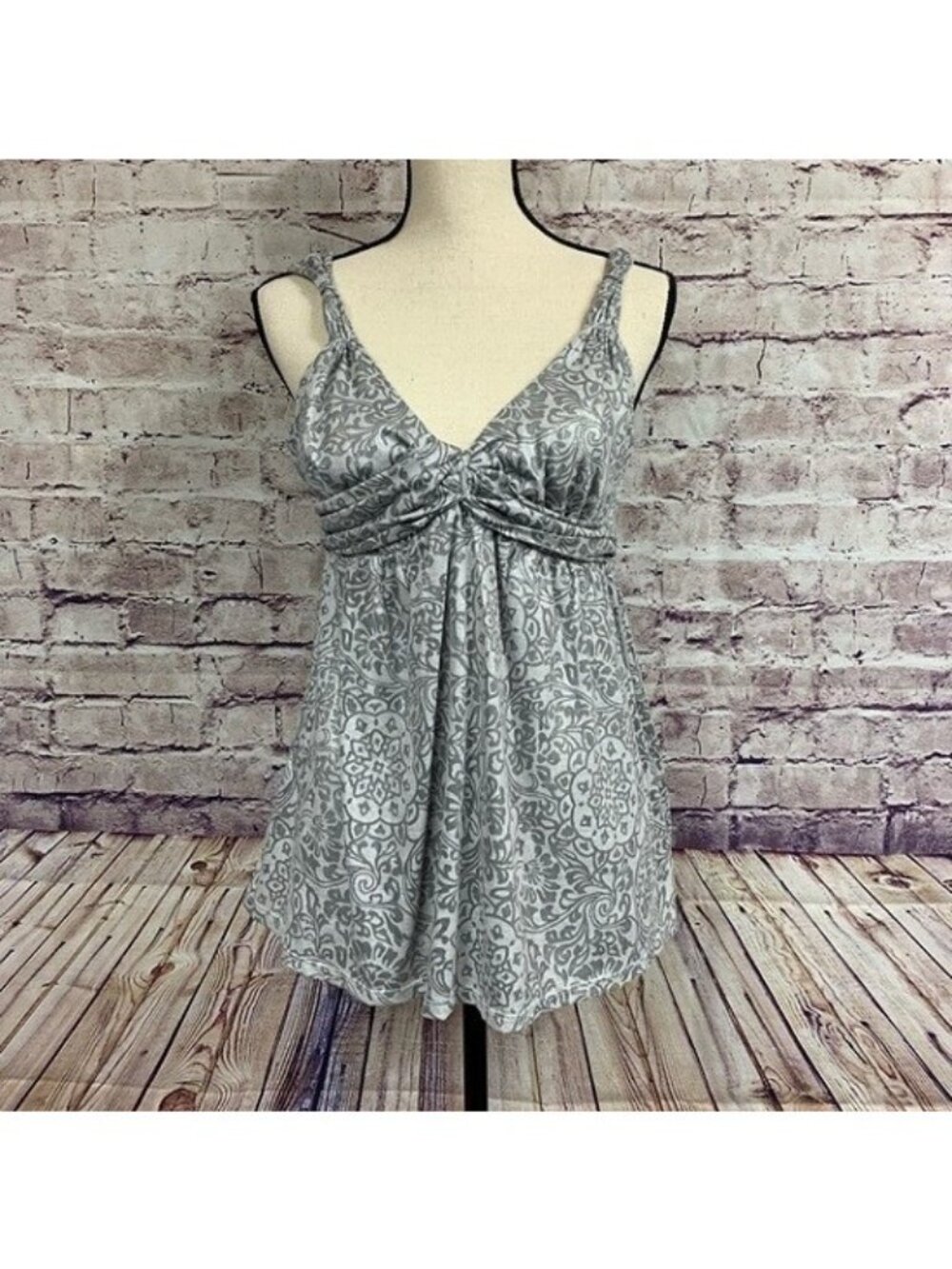 New York & Company Gray Floral Print Sleeveless Top